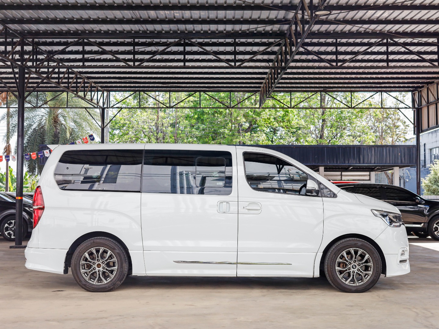 HYUNDAI  H1 GRAND STAREX 2.5 PREMIUM (7 ที่นั่ง)