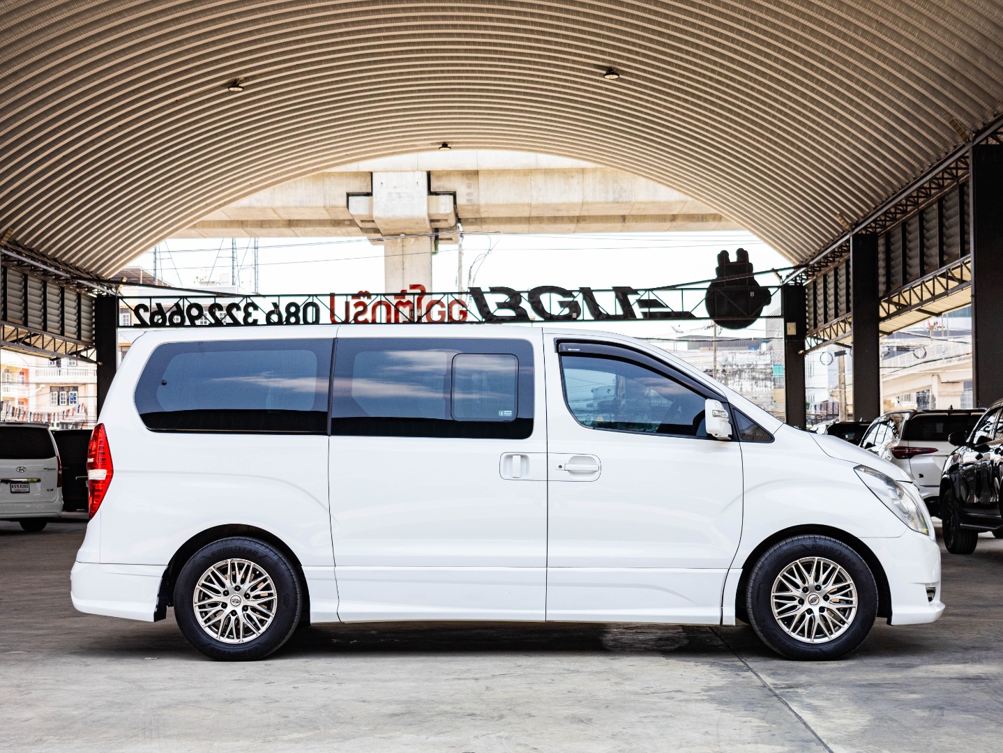 HYUNDAI  GRAND STAREX 2.5 PREMIUM (7 ที่นั่ง) (A3093)