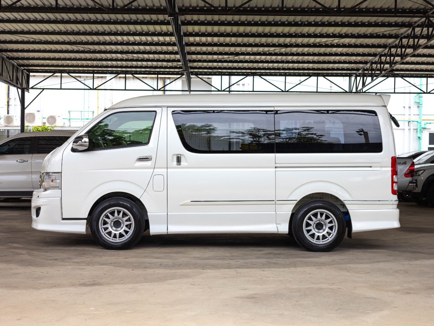 TOYOTA VENTURY 2.7 V
