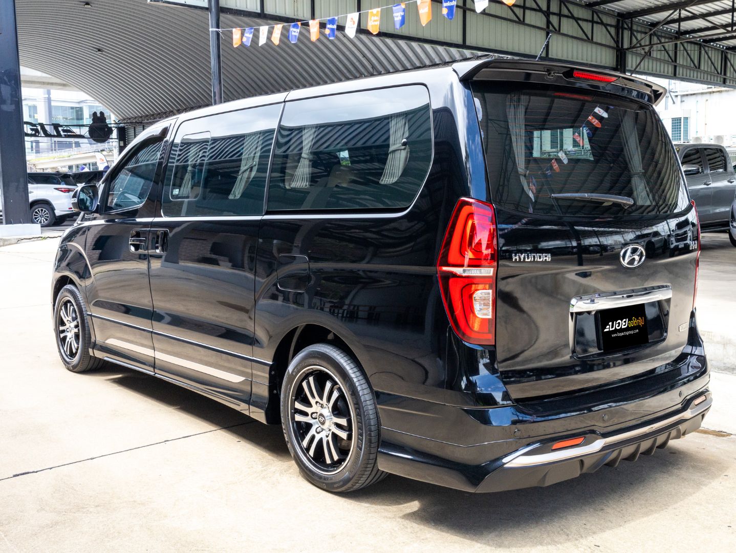 HYUNDAI H1 2.5 DELUXE แต่ง (7ที่นั่ง) กระจังหน้านอน (RA3156)