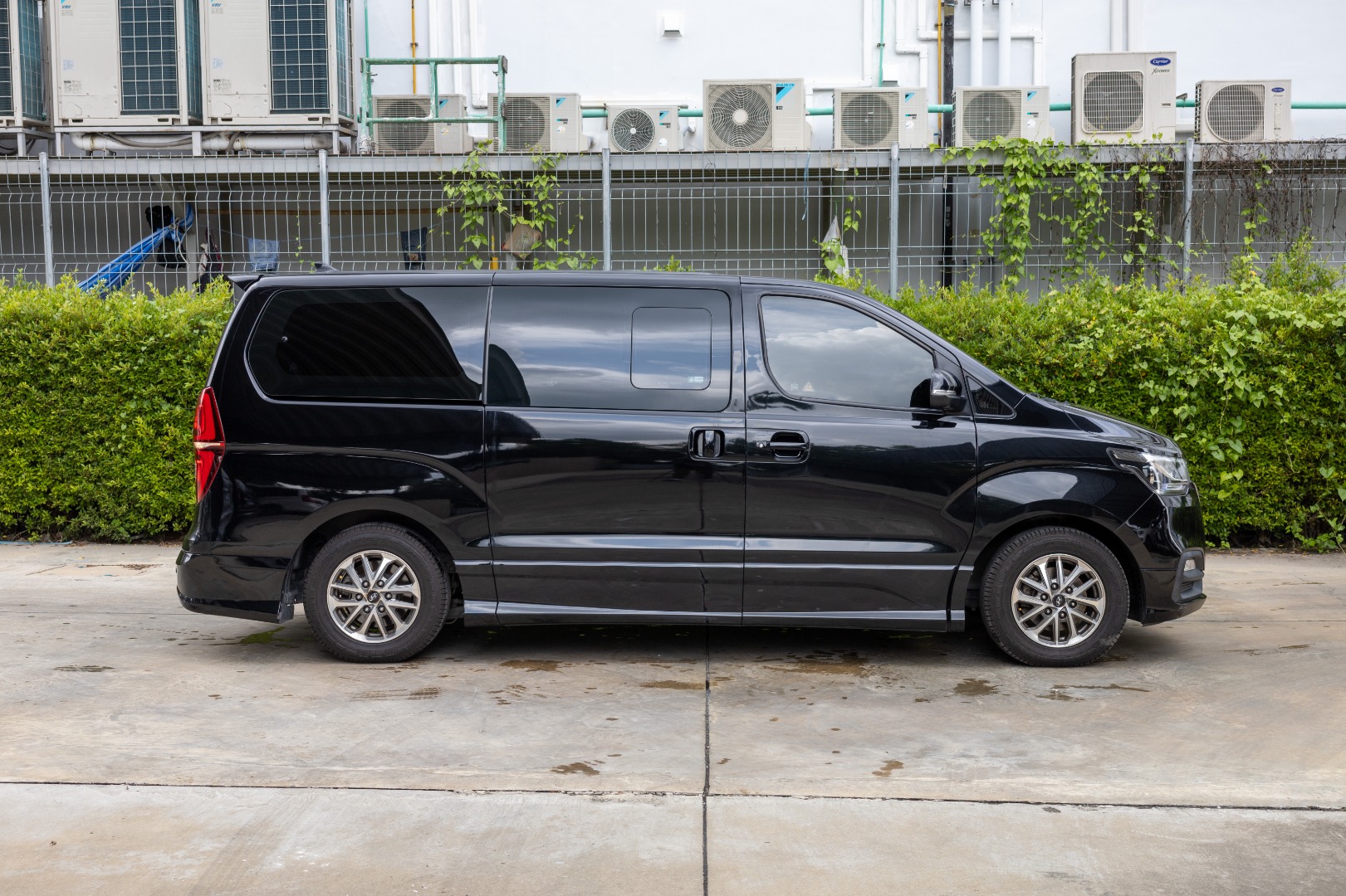 HYUNDAI H1 2.5 DELUXE (11 ที่นั่ง) กระจังหน้านอน  (RA3231)