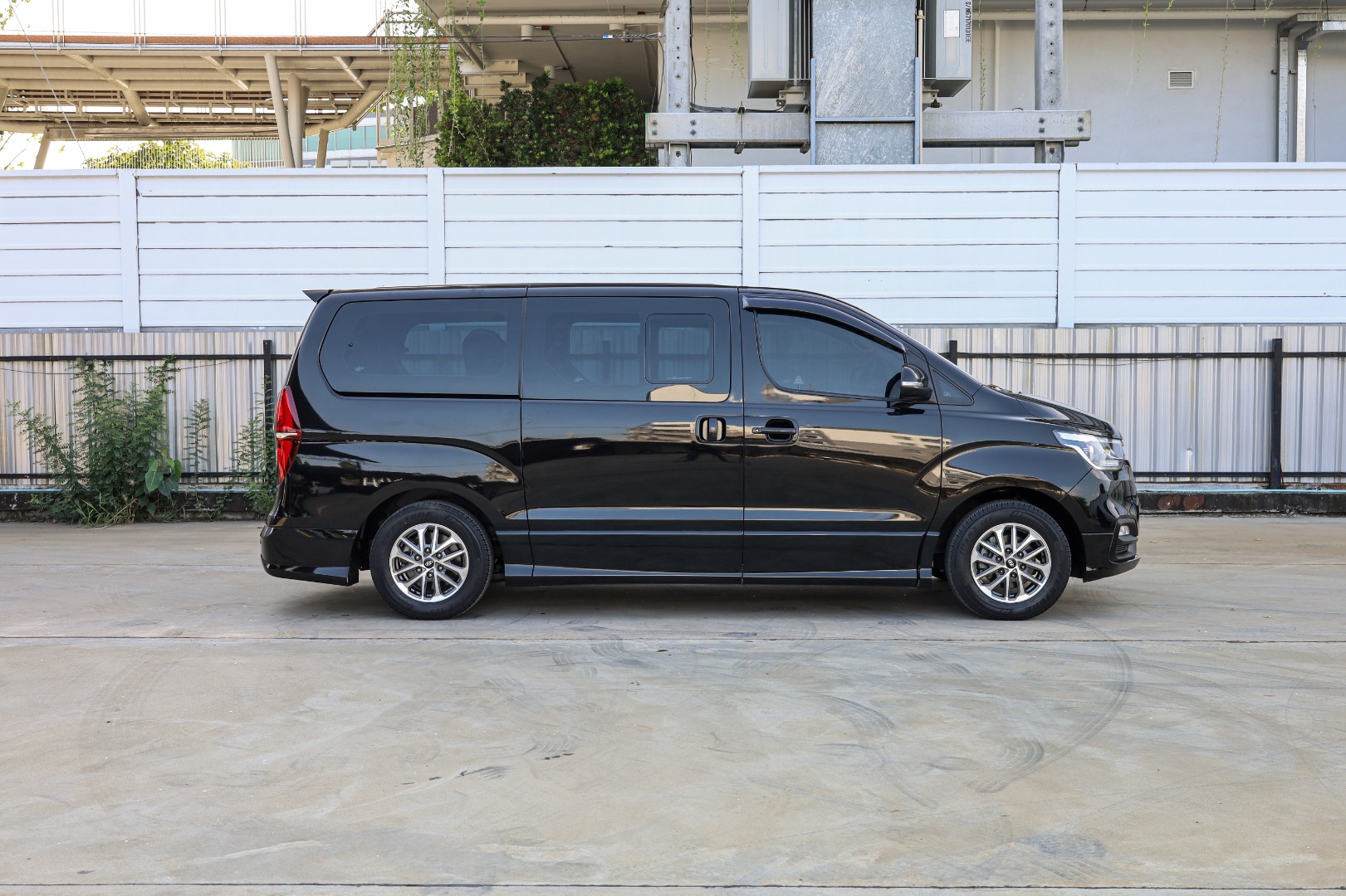 HYUNDAI H1 2.5 ELITE (7 ที่นั่ง) (RA3221)
